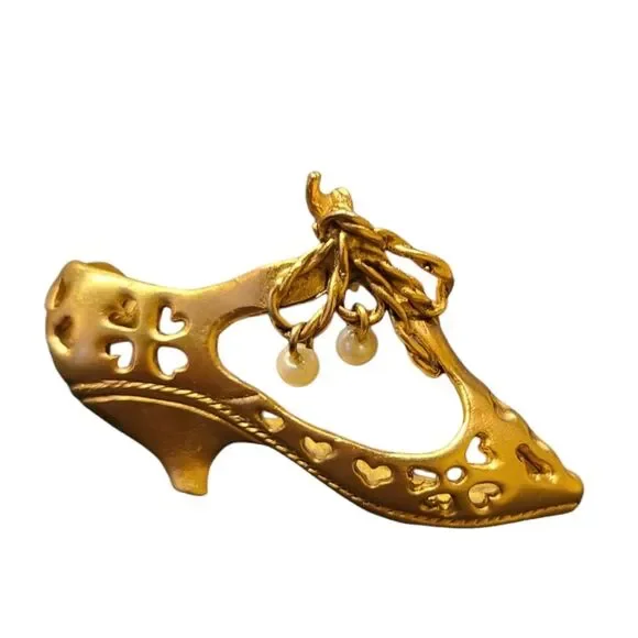 Vintage Shoe Brooch in Antique Gold - Picture 1 of 5